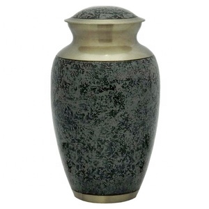 Urne luxueuse en laiton avec un design intemporel et des détails gravés pour chérir les cendres des êtres chers par Axiom Home Accents - Product Image 3