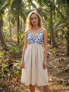 Robe longue artisanale en lin indigo à fleurs avec liens croisés au dos, durable et estivale, pour femme - Product Image 6