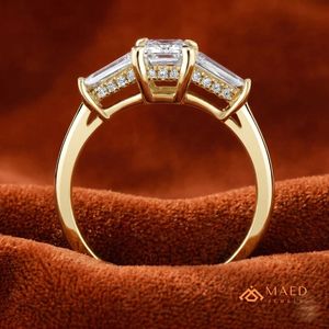 Anillo de Compromiso de Plata 14K/18K con Moissanita/Diamante Corte Esmeralda para Mujer, con Tres Piedras y Laterales Cónicos de Baguette, para Boda y Regalo - Product Image 5