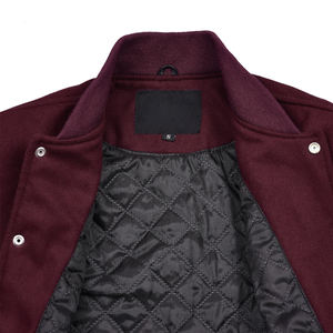 Veste universitaire pour homme en marron et crème avec fermeture boutonnée et poignets côtelés, style preppy, vêtement d'extérieur pour l'automne - Product Image 5
