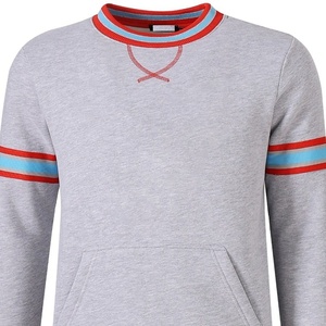 Sweat-shirt gris pour homme de la Fraternité, coupe classique, col rond, en coton tricoté, style décontracté avec bordure rayée rouge et bleue - Product Image 2