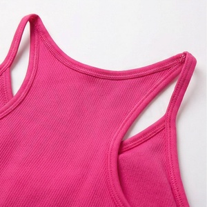 Conjunto de yoga de 2 piezas para mujer, color rosa intenso, pantalones cortos de cintura alta, top deportivo con tirantes finos fruncidos - Product Image 4
