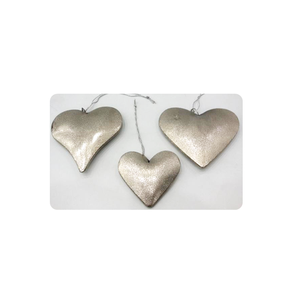 Adornos Colgantes de Corazón Hechos a Mano en Metal Plateado Texturizado, Ecológicos, en Varios Tamaños con Cuerdas para Decoración de Bodas, San Valentín y Festividades - Product Image 3