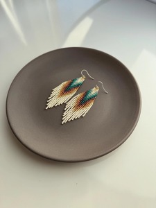 Boucles d'oreilles modernes en perles de verre avec design turquoise et franges cascade, bijoux uniques, cadeau, boucles d'oreilles colorées - Product Image 4