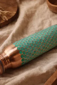 Bouteille ayurvédique en cuivre, faite à la main, traditionnelle, pour une vie saine, yoga, méditation, bureau, maison et voyage - Product Image 2