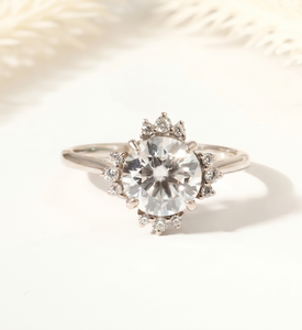 Bague de fiançailles en or massif 10K/14K/18K avec diamant de laboratoire rond ou moissanite, certifiée IGI, couleur DEF, clarté VS/VVS, style halo ou grappe - Product Image 2