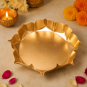 Bol Urli en métal doré artisanal, bougies flottantes, fleurs décoratives, Diwali, Pooja, mariage, Noël, décoration de table - Product Image 2