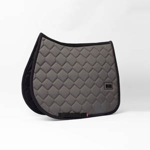 Tapis de selle matelassés multicolores pour chevaux, très demandés, housse de selle de saut personnalisable, doublure en polycoton et fourrure, qualité supérieure PK - Product Image 1