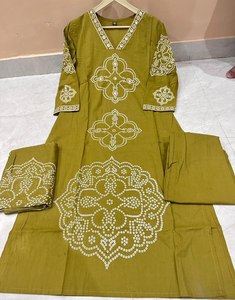 Conjunto de Kurti y Pantalón de Algodón Marrón Oliva con Detalles Rojos Mostaza, Estampado Discharge Hecho a Mano, Dupatta Elegante, Tradicional, Elástico, para Fiestas y Uso Diario - Product Image 4