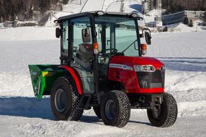 Tracteur agricole compact 4x4 Massey Ferguson 1735M d'occasion 2022, 2 roues motrices, 45 CV, transmission par engrenages, pompe haute performance, garantie 1 an, vidéo - Product Image 2