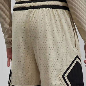 Shorts de malla de corte relajado con forro suave y diseño transpirable, que te mantienen fresco y cómodo en los días cálidos. - Product Image 2