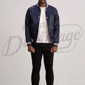 เสื้อแจ็คเก็ตบอมเบอร์ผ้าซาตินสีน้ำเงินกรมท่าสำหรับผู้ชาย พร้อมแถบยางยืดที่ข้อมือและกระดุมแป๊ก ปิดด้วยกระดุมแบบสแนป ผลิตภัณฑ์คุณภาพพรีเมียม น้ำหนักเบา เหมาะสำหรับใส่เป็นเสื้อนอก - Product Image 3