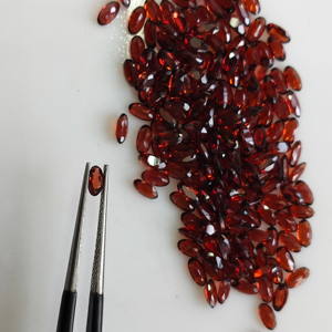 โกเมนสีแดงธรรมชาติ 5x2.5 มม. รูปทรงวงรี คุณภาพดีที่สุด พลอยเม็ดเดี่ยวสำหรับทำเครื่องประดับ - Product Image 1