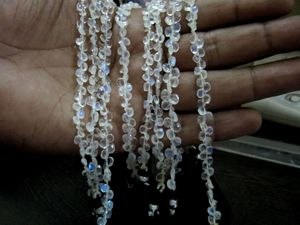 Perles de pierre de lune arc-en-ciel blanche naturelle, forme cœur, 4 à 8 mm, en forme de briolette, brin de 8 pouces de long - Product Image 2