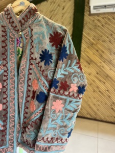 เสื้อแจ็คเก็ตบอมเบอร์ปักลายกำมะหยี่ถักมือ ระบายอากาศได้ดี สำหรับผู้หญิง |   เสื้อแจ็คเก็ตลายดอกไม้สำหรับฤดูหนาว/ฤดูใบไม้ร่วง |   แท่นวางสินค้าพรีเมียมสำหรับช่างฝีมือ - Product Image 3