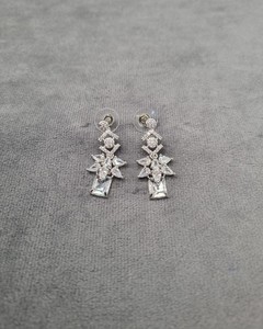 Boucles d'oreilles pendantes à grappe florale, bijoux de mode de luxe en gros pour femmes, fabricants de boucles d'oreilles plaquées rhodium avec diamants américains - Product Image 2