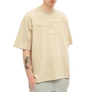 Camiseta oversized de moda con hombros caídos y tacto suave de primera calidad, diseñada para atuendos casuales que marcan tendencia. - Product Image 4