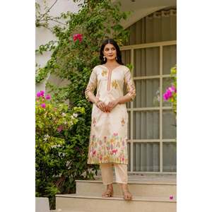 Ensemble en viscose et soie d'Assam brodé et perlé pour femmes - Product Image 1
