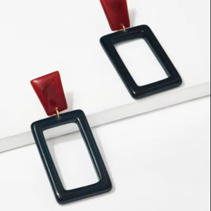 Nouvelles boucles d'oreilles géométriques en résine et laiton, clous martelés mats vintage pour femmes au style unique et affirmé - Product Image 1