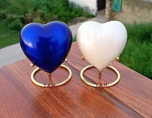 Urne funéraire personnalisée en forme de cœur pour les cendres de bébé, souvenir commémoratif personnalisé avec nom et date gravés, urne en forme de cœur de couleur bleue - Product Image 3