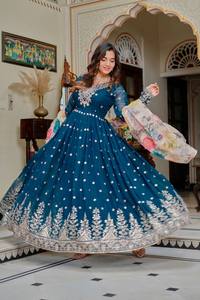 Vestido Anarkali de diseñador en oferta con bordados elegantes y dupatta a juego, disponible a precios de mayorista desde India. - Product Image 4