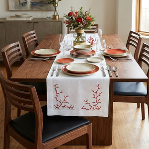 Camino de Mesa de Algodón Blanco Bordado con Coral Rojo, Lavable, con Diseño de Plantas, Decoración para Comedor - Product Image 1