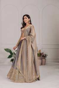 Tenue de mariée de qualité supérieure pour femme, Lehenga Choli semi-cousu avec broderies riches et dupatta en tulle, idéal pour les cérémonies de mariage - Product Image 2