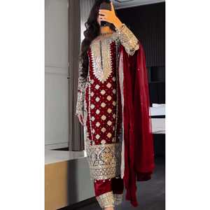 Ensemble haut-bas et dupatta en satin fantaisie avec broderie lourde et travail de sequins - Product Image 2