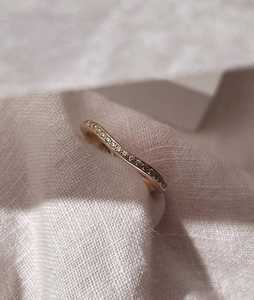Anillos Apilables Ondulados de 1.8mm de Ancho con Pavé, Anillos de Boda Curvos Modernos, Fabricante de Anillos de Oro Sólido de 14K y 18K con Diamantes Cultivados en Laboratorio de Corte Redondo - Product Image 1