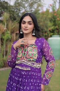Vestido Largo Holgado para Mujer, Especial para Navratri, para Fiestas y Festivales, en Faux Georgette con Estampado Bandhani y Parches Kutchi - Product Image 3