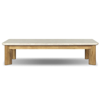 Table basse de luxe haut de gamme pour villa, design discret, avec structure en teck massif et plateau en marbre naturel crème