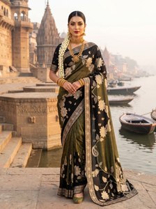 Sari traditionnel Gulbahar pour mariage, teint à la main, en tissu scintillant avec motif floral et design à fleurs éclatantes - Product Image 2