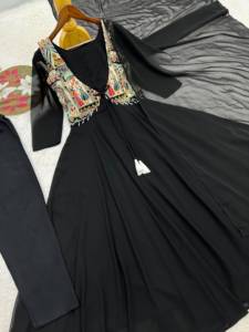 ชุดเดรสยาวแบบ Anarkali สีดำสำหรับผู้หญิง สไตล์โบฮีเมียน พร้อมลายปักแบบชาติพันธุ์และพู่ห้อย - Product Image 2