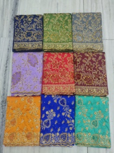 Gorgura somalienne artisanale exclusive de la marque Modern Heritage, avec des travaux en pierre de haute qualité sur un tissu de soie à motifs géométriques, pour tenue de soirée. - Product Image 2