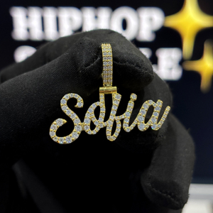 Colgante Personalizado de Nombre en Cursiva con Incrustaciones de Moissanita Estilo Hiphop, Plata de Ley 925, Chapado en Oro de 18K - Product Image 1