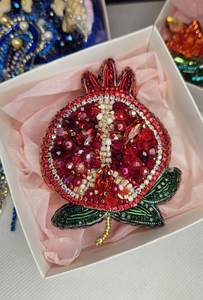 Broche Elegante Hecho a Mano con Bordado y Cuentas, Pin de Joyería de Moda Adornado con Perlas - Product Image 3