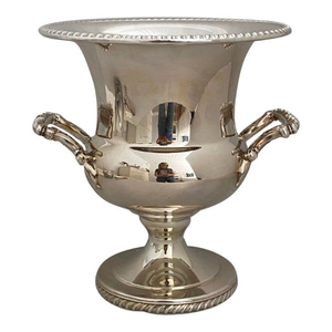 Urna Clásica de Metal Cromado con Asas Dobles, Diseño Antiguo para Flores o Plantas Verdes, Uso en Interiores del Hogar - Product Image 1