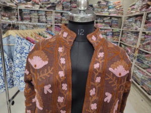 เสื้อแจ็คเก็ตผู้หญิง คอจีน แขนยาว ปักลายดอกไม้ ผ้าฝ้ายทอ สไตล์ฤดูใบไม้ร่วง ปักมือ กระดุมแถวเดียว - Product Image 4