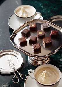 Moderna tazón de metal para chocolate con un diseño elegante, ideal para el uso diario en la cocina o para la presentación festiva de frutos secos y dulces. - Product Image 3