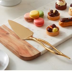 Élégante cuillère à gâteau dorée avec poignée en laiton ondulé pour occasions spéciales et événements - Product Image 3
