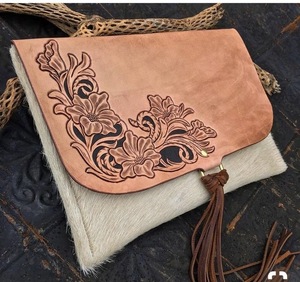 Bolso de mano de cuero Savannah Trail, estilo vaquero vintage de Divine International - Product Image 5