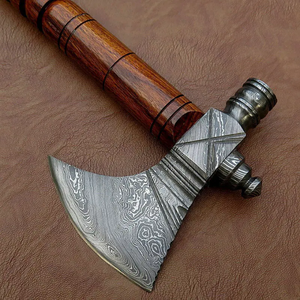 Hache décorative tendance style Viking avec tête à motif Damas, manche en bois ornemental et design nordique historique - Product Image 5