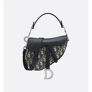 Bolso de Hombro Vintage para Mujer, Mediano, de Piel de Becerro Negra Envejecida, con Cierre de Solapa - Product Image 2