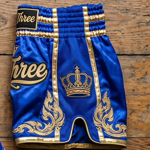 Pantalones Cortos de Muay Thai Regal Three Boxing, Azules con Bordado Dorado, Corte Regular para Hombre, 100% Poliéster, Pantalones Cortos de Artes Marciales - Product Image 3