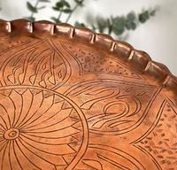Plateau en cuivre gravé vintage de taille personnalisée avec bord festonné Plateau de service Boho unique pour la décoration intérieure pour le service des aliments