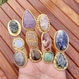 Anillo de latón estilo bohemio multicolor con piedras preciosas naturales para meditación, sanación energética y regalos. Disponible para exportación. - Product Image 4