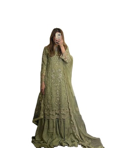 Costume Anarkali Salwar avec des détails artistiques, des silhouettes royales, en tissu filet, fausse fourrure, élégant, pour les occasions de mariage - Product Image 1