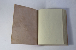 Cuaderno de cuero de cabra suave color rosa con diseño de plátano grabado en la cubierta frontal, hermoso diario encuadernado en cuero. - Product Image 3