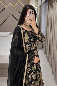 Conjunto de Kurta Recta Negra Bordada con Dupatta y Pantalones, Ropa Étnica India y Pakistaní - Product Image 3
