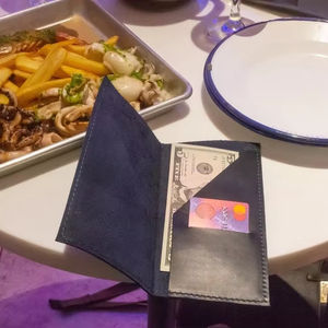 Tarjetero de Cuero Genuino Hecho a Mano, Clásico, de Lujo, Delgado, para Restaurantes, Modelo LBH-0205 - Product Image 1